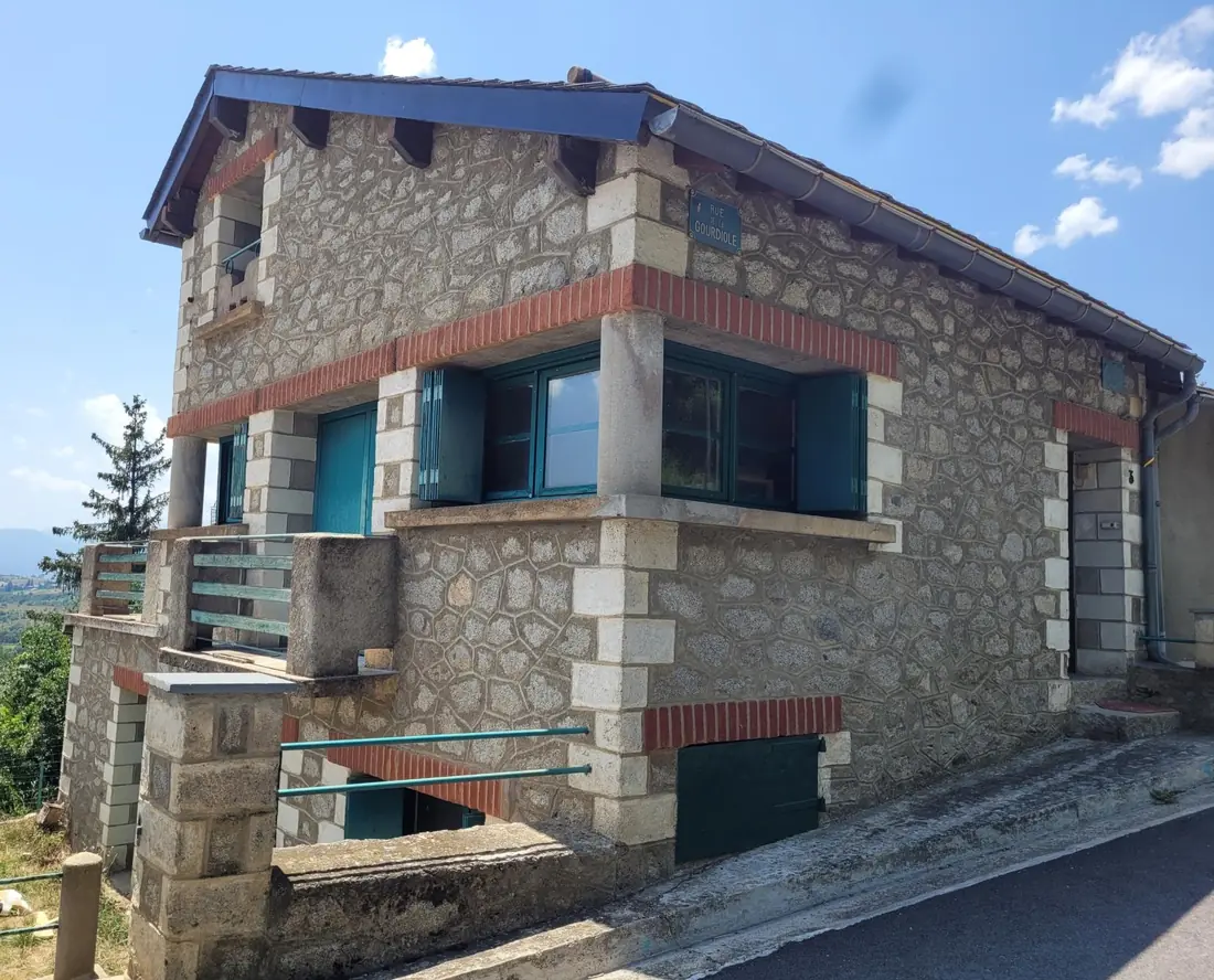 Façade en pierre de la maison laboratoire